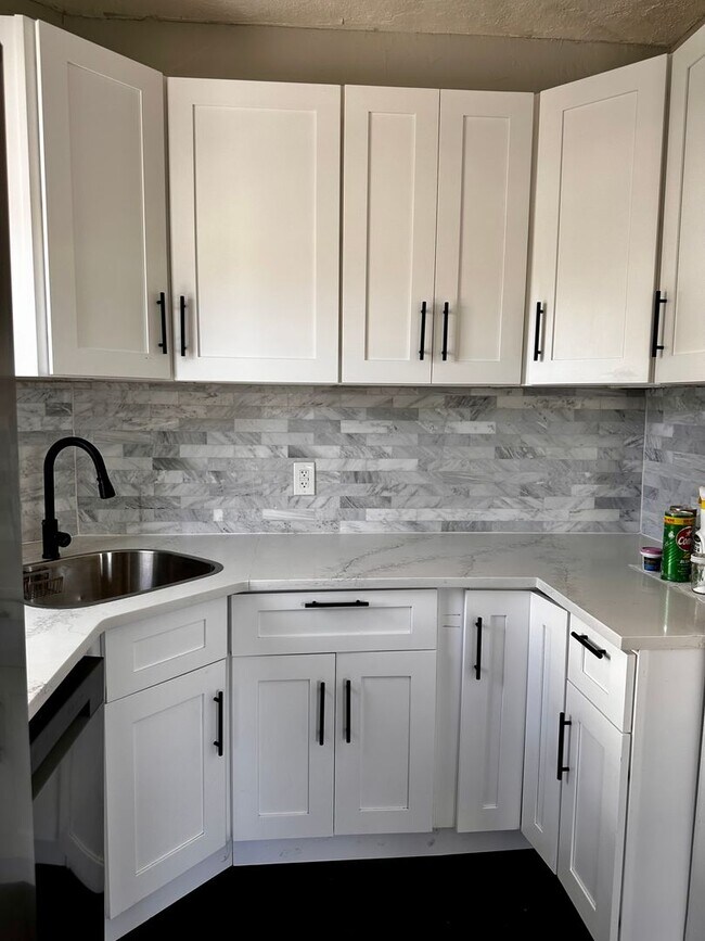 Foto del edificio - Spacious 3 bed/1 bath off of Broadway!