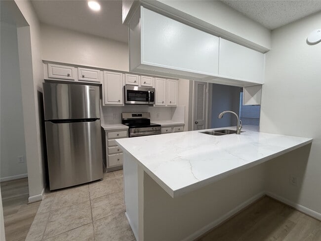 Building Photo - 1025 Fountain View Dr