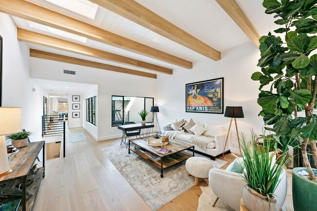 Building Photo - 6502 Dume Dr