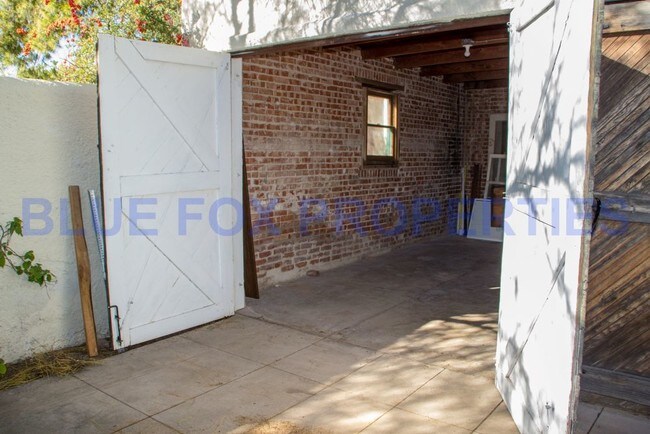 Foto del edificio - HISTORIC HOME CLOSE TO UOFA W/ POOL