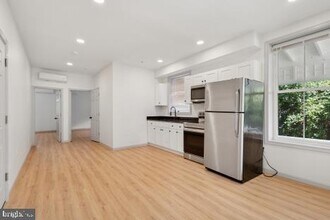 Building Photo - 9 W Hinckley Ave