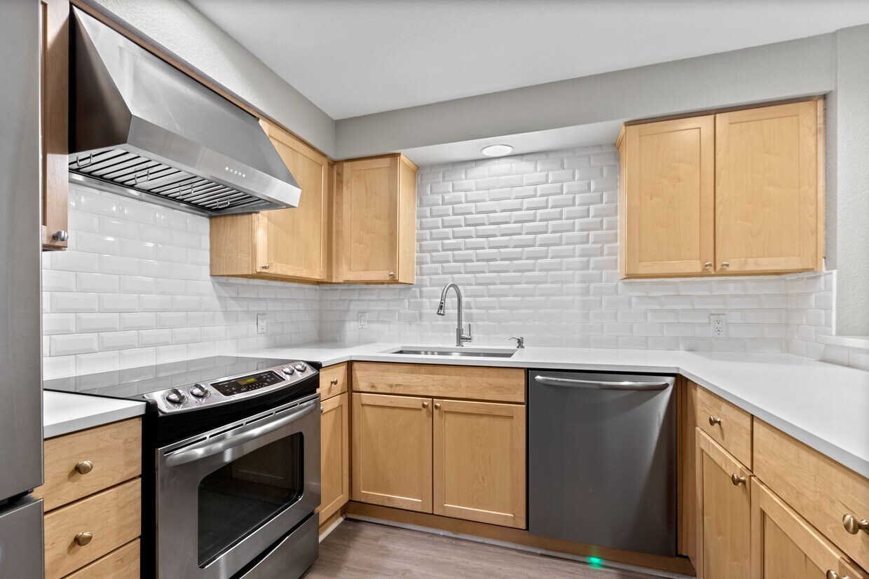 Foto principal - Bright Beacon Hill Condo in Secure Gated C...