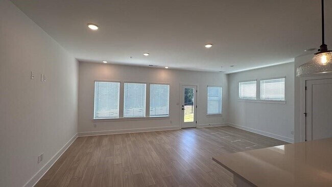 Foto del edificio - 198 Redbud Rd