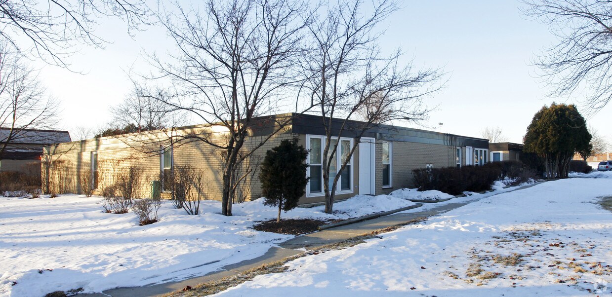 Building Photo - 930 E Shady Way