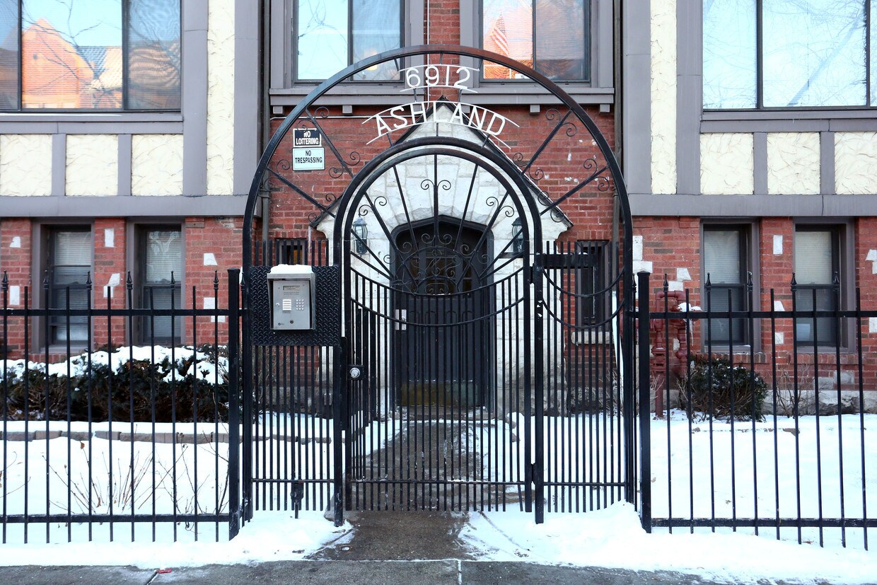 Entrada - Jaclyn-marie Apartments
