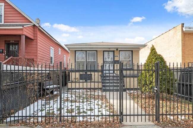 Foto del edificio - Spacious 3 Bedroom Home in Auburn Gresham ...