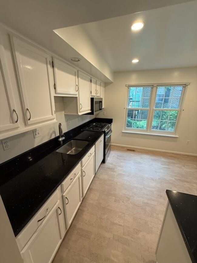 Foto del edificio - Updated 4BR Townhome!