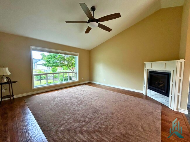 Foto del edificio - Beautiful 3 Bed, 2 Bath Home with Solar Panels, Landscaping Included & 2-Car Garage