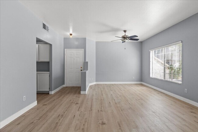 Foto del edificio - Sleek 2 Bedroom Condo with 2 Car Garage Ne...