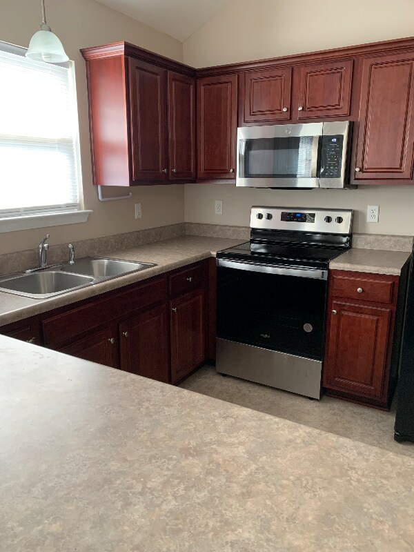 Building Photo - 5800 Pescara Dr