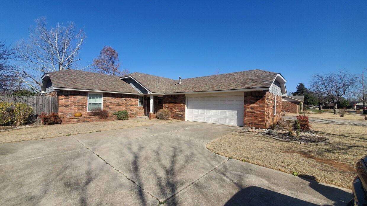 Primary Photo - (3) Bed/(2) Bath East Norman. Custom Updat...