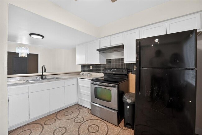 Building Photo - 6071 Regent Manor