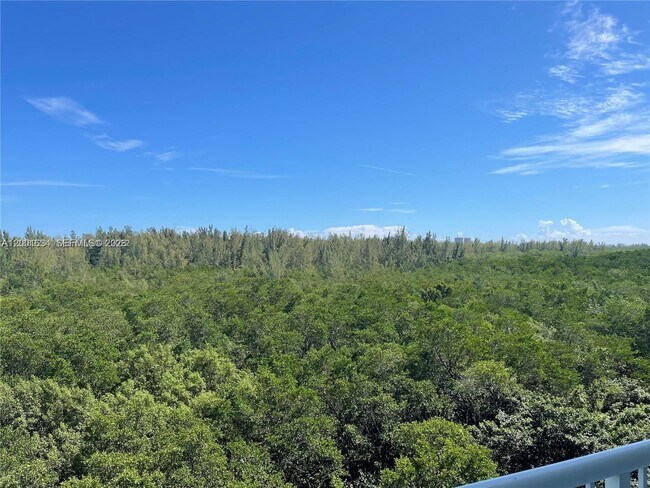 Foto del edificio - 15051 Royal Oaks Ln