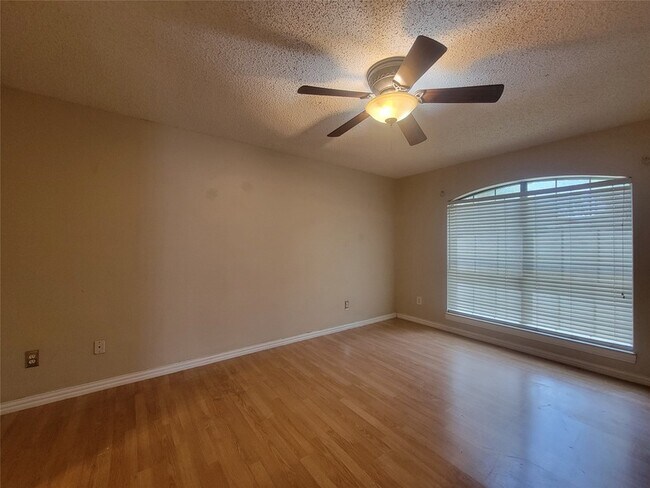 Building Photo - 912 Haverstraw Pl