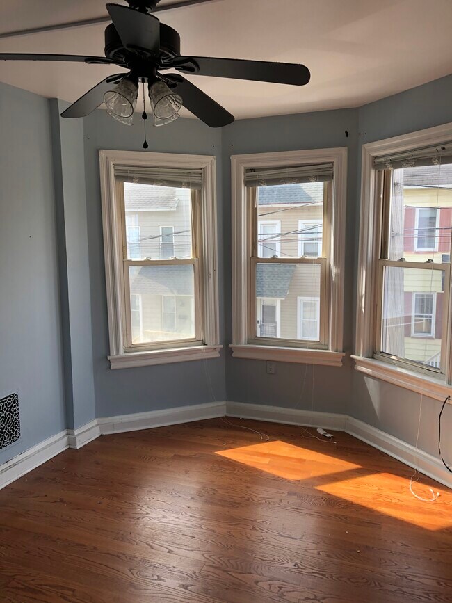 Cute Master Bedroom - 315 E Garrison St