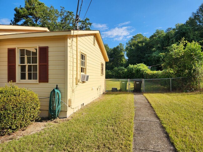 Building Photo - 3 Bedroom 1 Bath Corner Lot Near Ft Moore