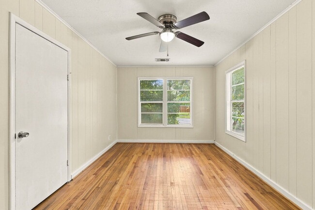Building Photo - 1914 Oaklawn Dr