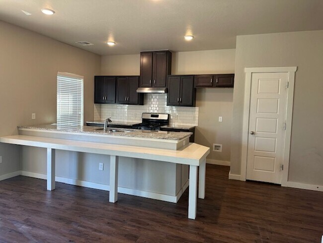 Foto del edificio - Beautiful 2 Story Duplex - Edmond Schools - Open Concept