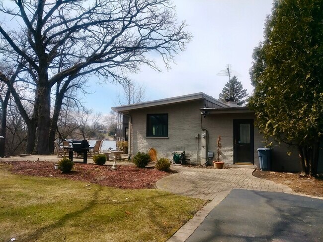 Building Photo - 488 E Lake Shore Dr