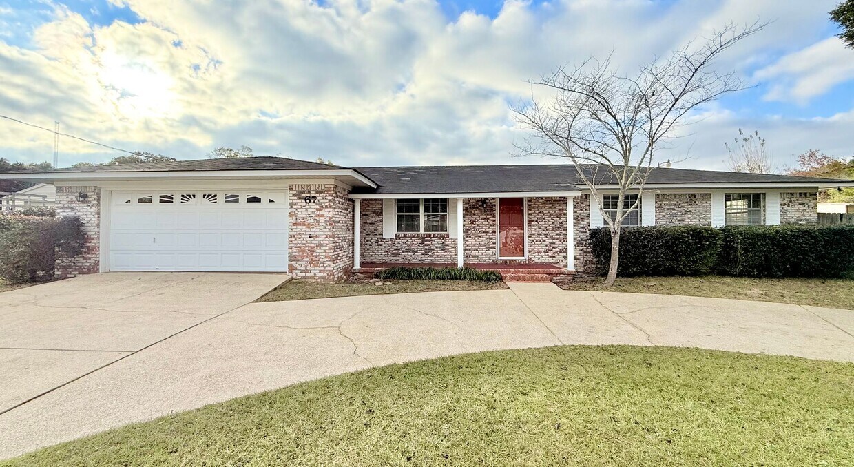 Foto principal - Charming 3-Bedroom Home + Flex Space