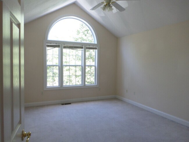 Foto del edificio - 4 bedroom 3 bath Townhouse