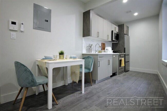 Foto del edificio - Stunning 1 Bed Near Prospect Park