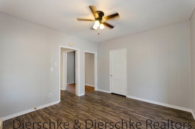 Building Photo - Spacious, Updated One Bedroom One Bath hom...