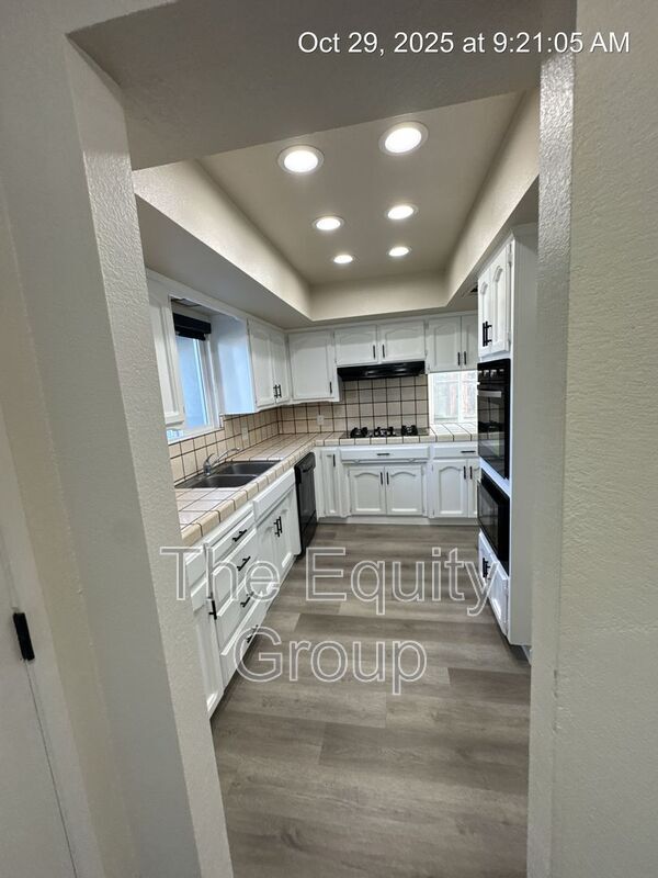 Foto del edificio - 951 Orangewood Ct