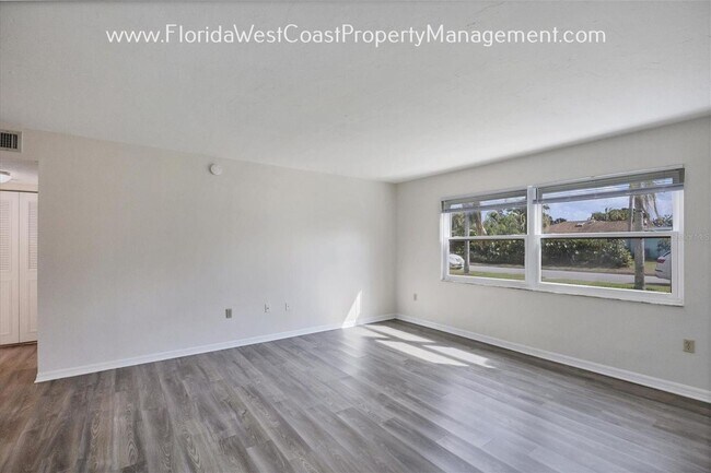 Building Photo - 1 BEDROOM CONDO! SUPER LOCATION TO SIESTA ...