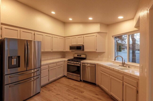 Foto del edificio - BEAUTIFULLY UPDATED CRYSTAL LAKES HOME WITH PRIVATE BACKYARD, RESORT-STYLE AMENITIES & PRIME SOUT...