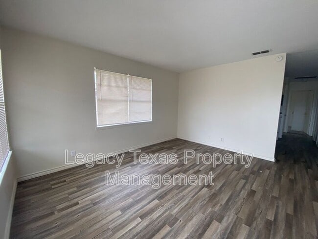 Building Photo - 108 Pine St