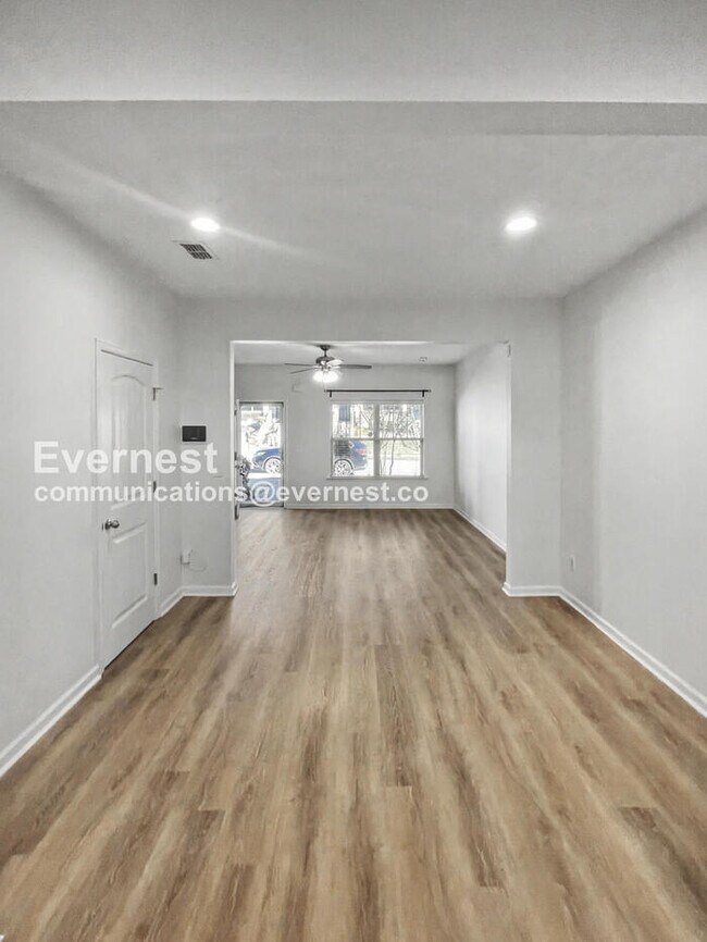 Building Photo - 2 Bed/2.5 Bath Townhome with Fenced Yard / Pet-Friendly / Available Now!