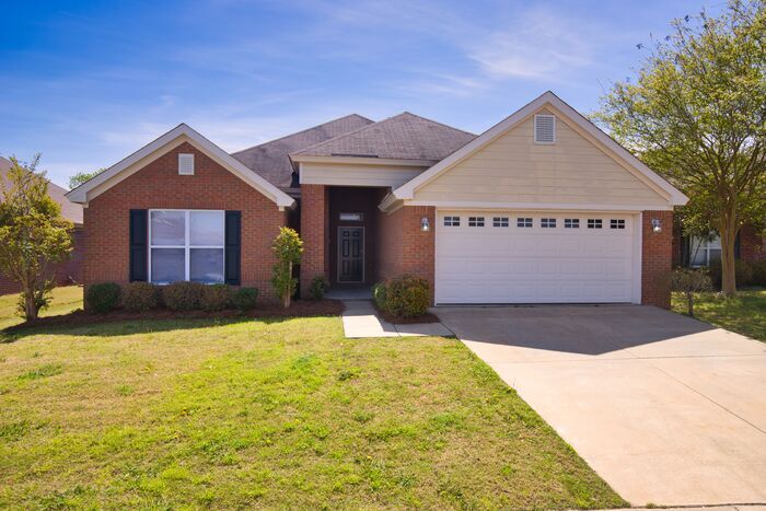 Primary Photo - Beautiful 4 Bedroom with Vaulted Ceilings!