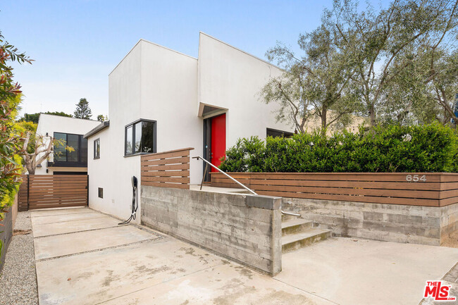 Building Photo - 654 Hill St