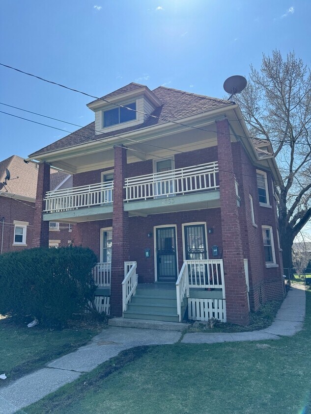 Primary Photo - 1653 5th Ave