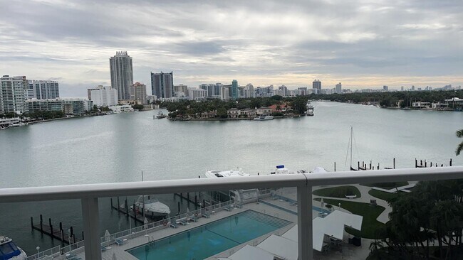 Foto del edificio - 900 Bay Dr
