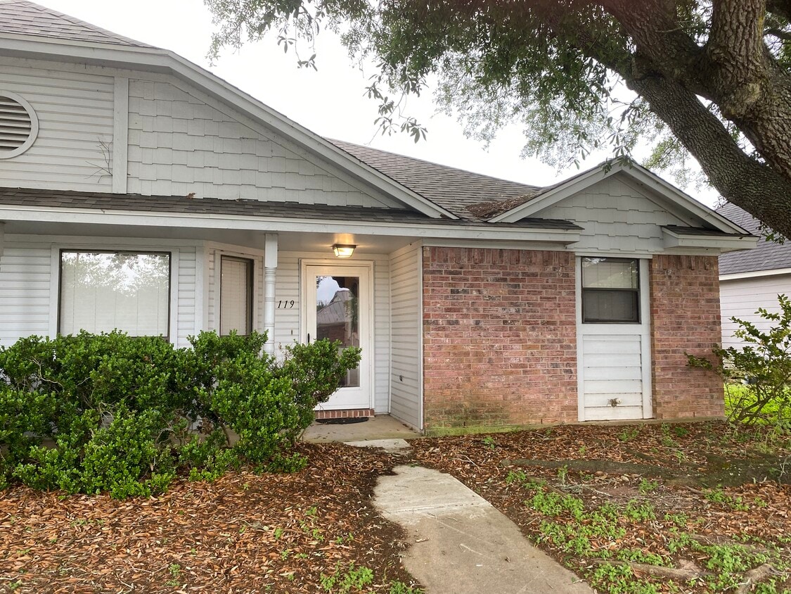 1119 Nichols Ave, Bay City, TX 77414 Townhome Rentals in Bay City TX