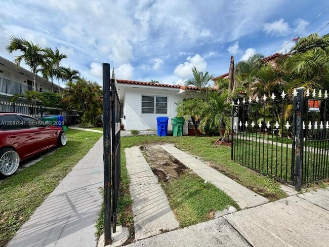 Building Photo - 975 SW 10th St