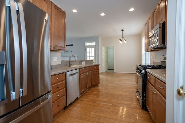 Building Photo - Spacious & Bright Home in Parks of Piedmon...