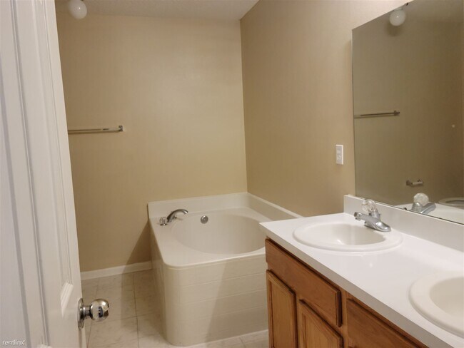 Building Photo - 2 br, 2.5 bath Townhome - 8414 McGirts Vil...