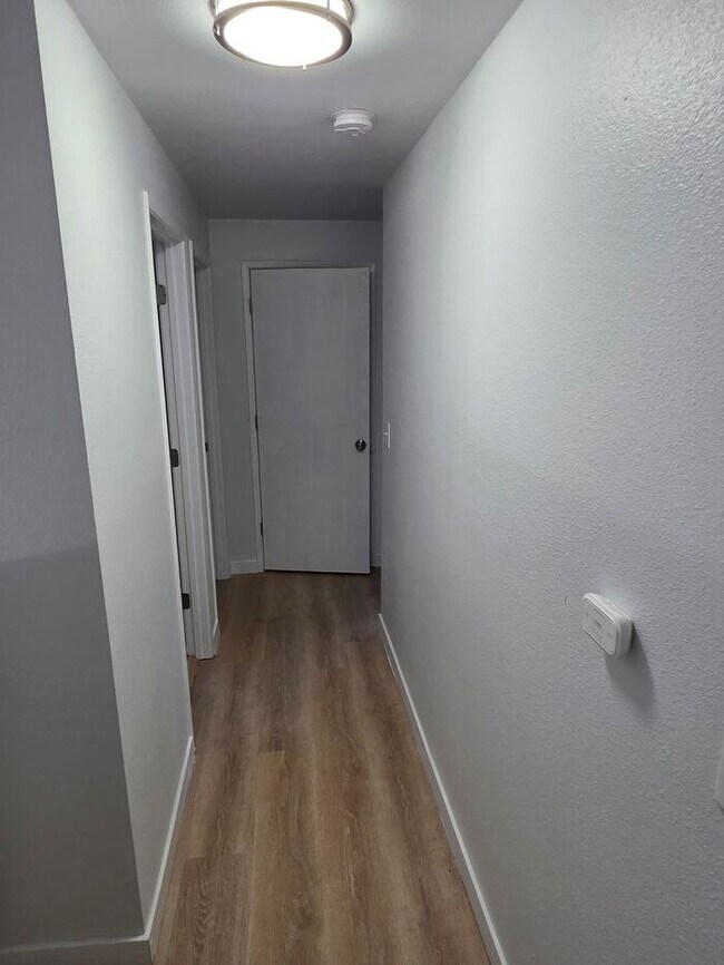 Foto del edificio - West Olympia 3bdr 1.5bath Townhome w/ garage & parking & addtional office