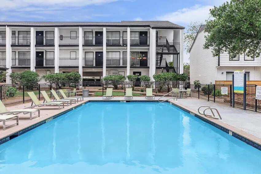 Building Photo - 4400 Memorial Dr