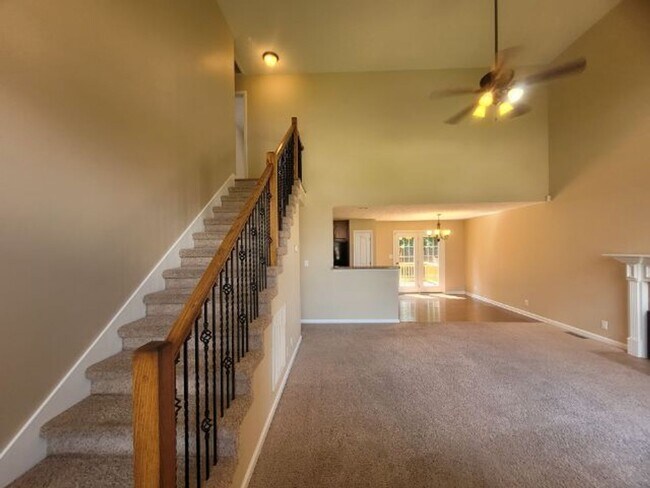 Building Photo - 4 Bedroom 2.5 Bath Home With 2 Bonus Rooms!