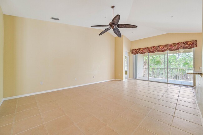 Building Photo - ** 2 Bed + Den Townhome in Naples ~ 1 Car ...