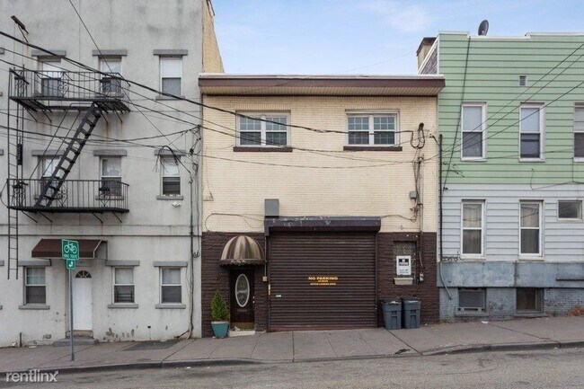 Foto del edificio - 2 br, 2 bath  - 455 Pavonia Ave