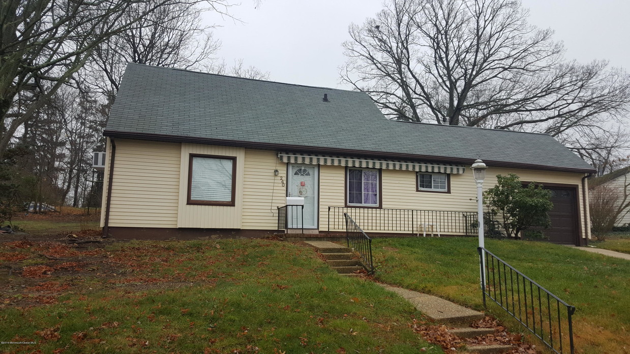 Primary Photo - 240 Castlewall Ave