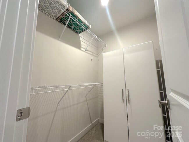 Foto del edificio - 460 Spearfield Ln