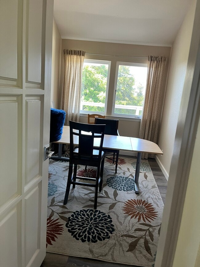 Building Photo - 906 Mustang Ct