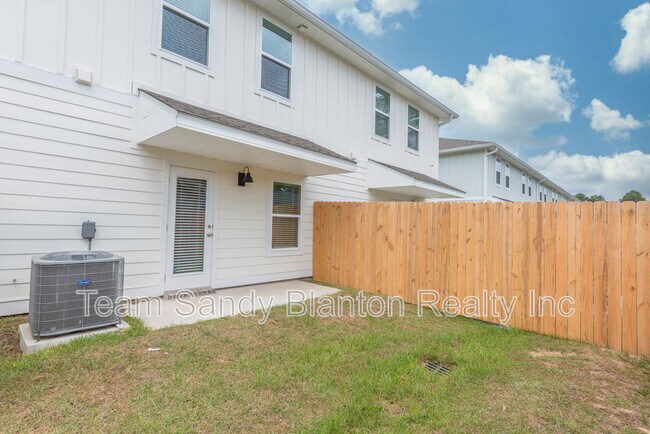 Foto del edificio - 8706 Meadow Flower Ln