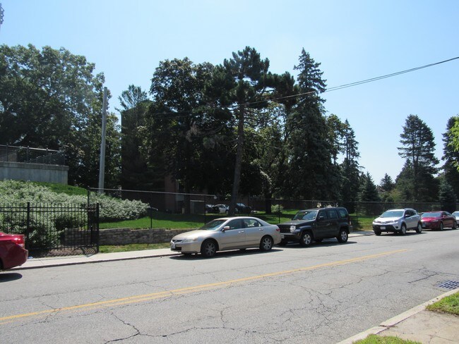 Building Photo - 610 River Ave